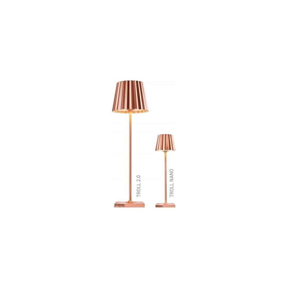 Zwei kupferfarbene Lampen, eine groß und eine klein, auf weißem Hintergrund.