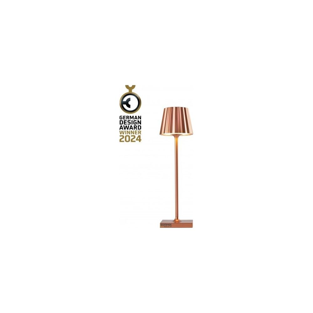Eine kupferfarbene Tischlampe mit einem schmalen Ständer und einem gestreiften Lampenschirm.