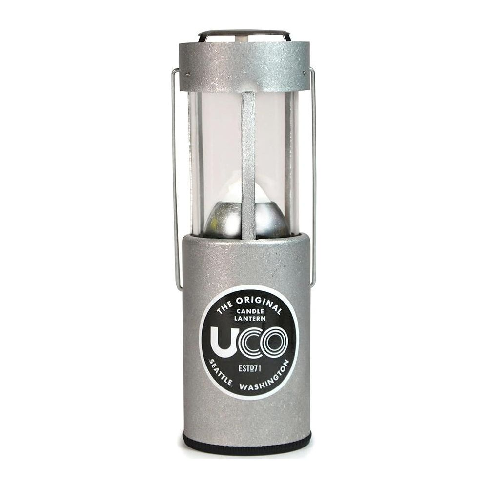 Una lanterna a candela originale UCO argentata con logo circolare alla base.