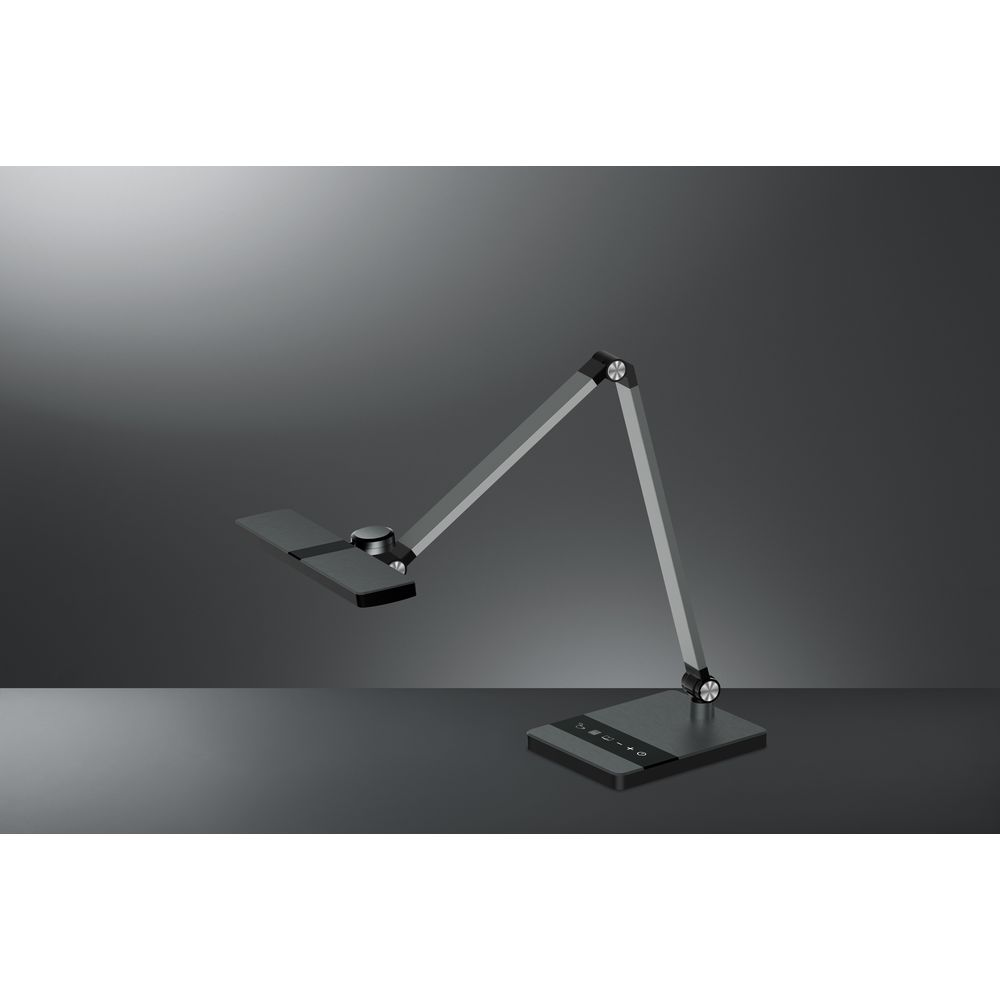 Moderne, schwenkbare Schreibtischlampe mit flachem, rechteckigem Kopf und Sockel auf dunklem Hintergrund.