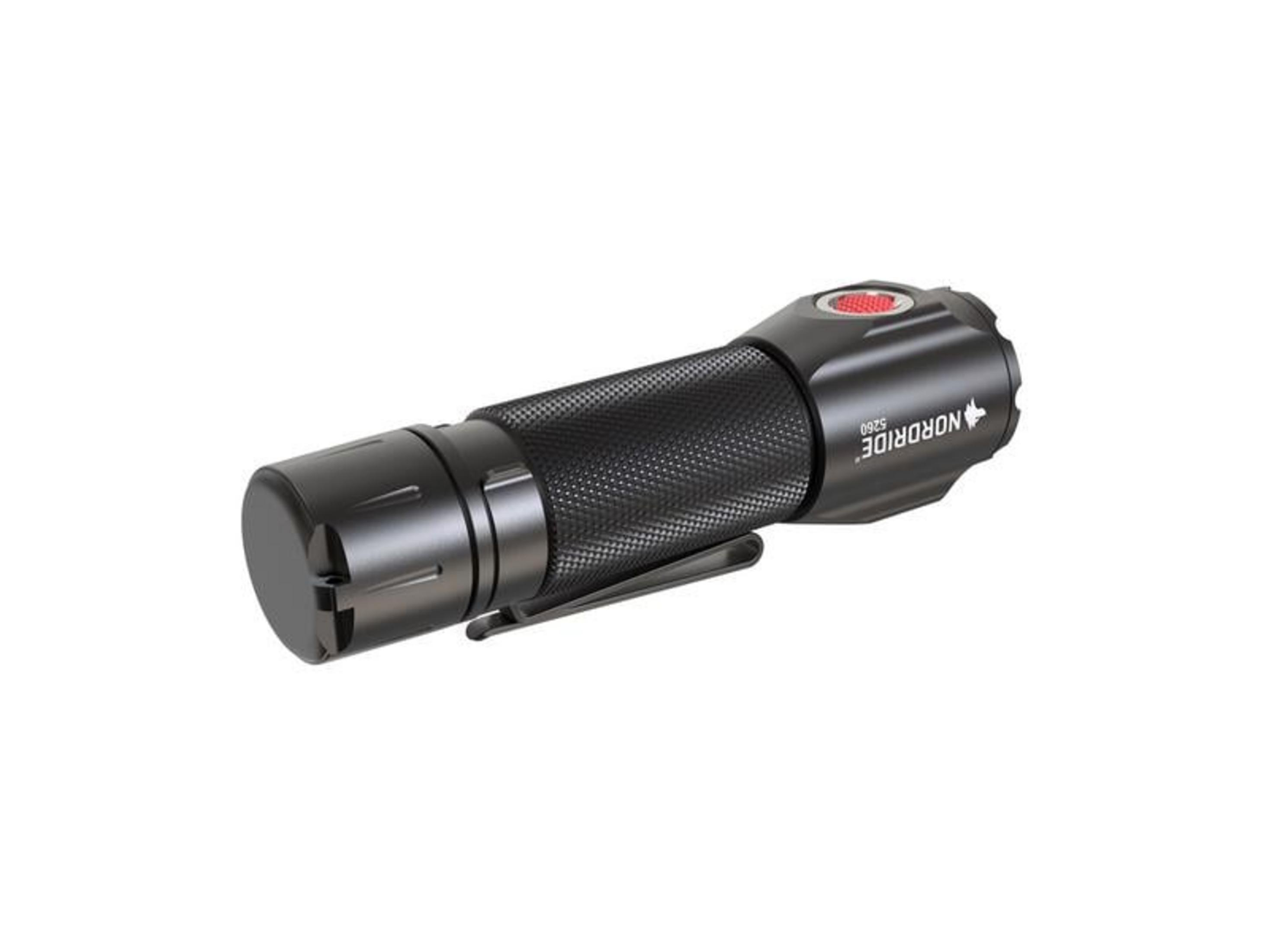 Lampe de poche noire avec poignée texturée et bouton rouge.