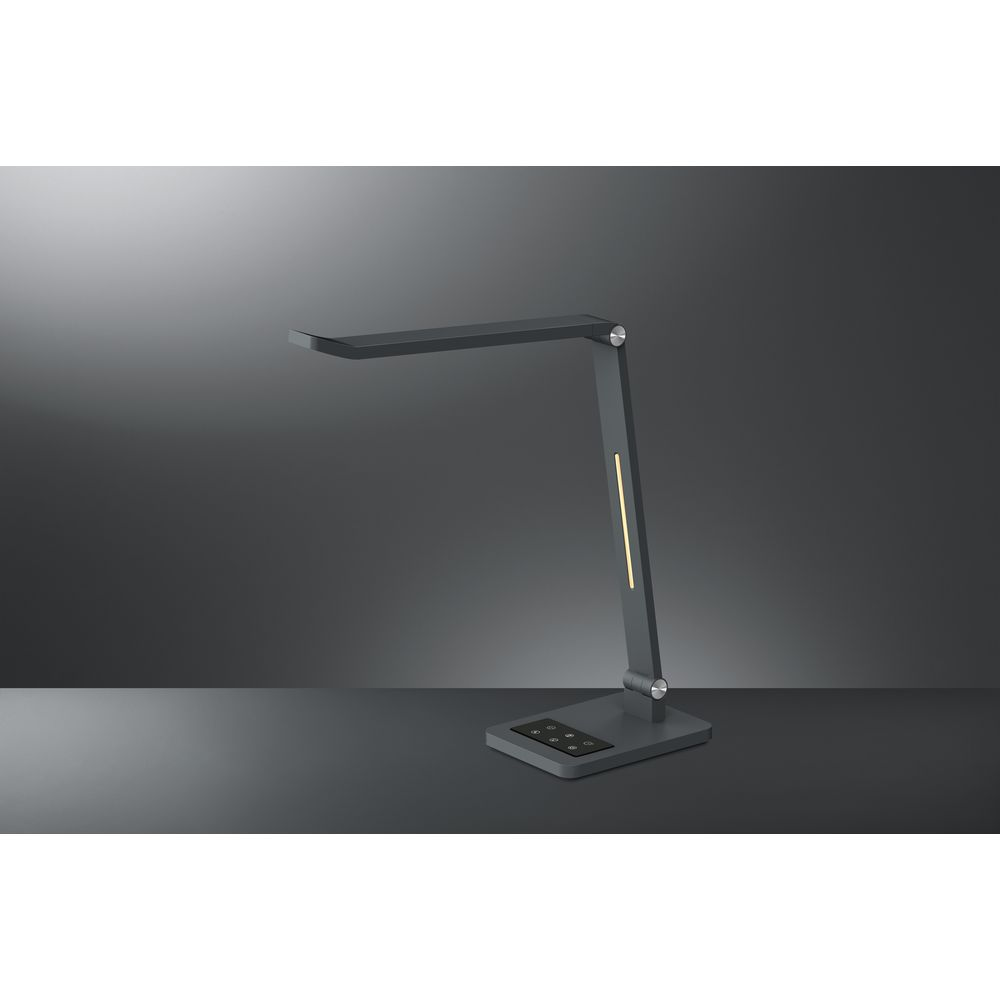 Graue Schreibtischlampe mit Touch-Bedienfeld und LED-Streifen, auf dunklem Hintergrund.