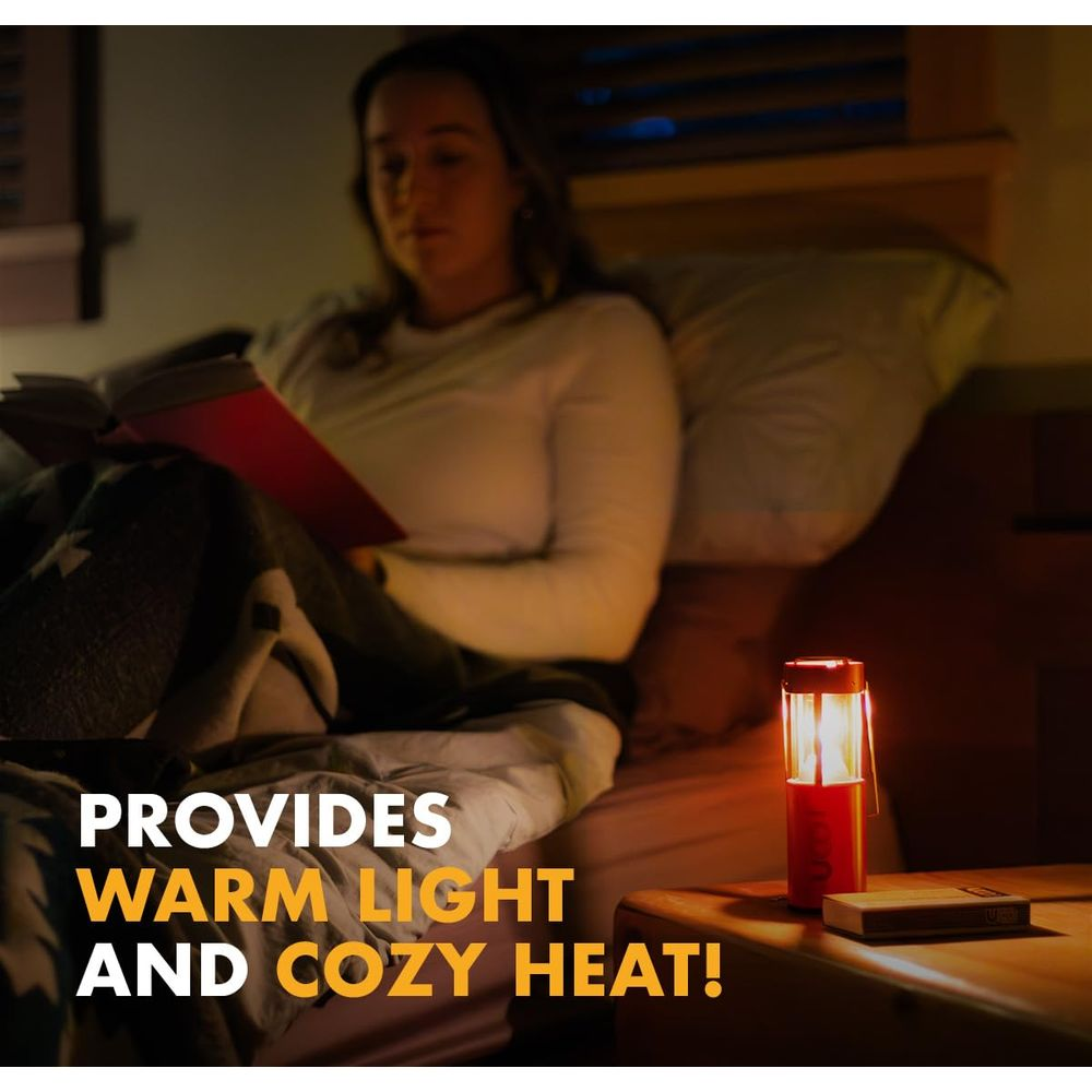 Eine Frau liest im Bett bei Kerzenlicht von einer Laterne, die Wärme und Licht spendet.