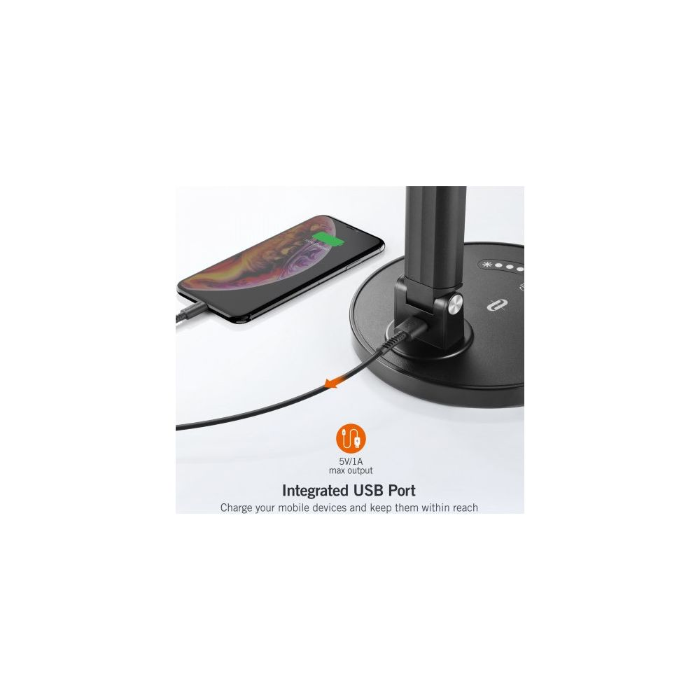 Schwarze Lampe mit integriertem USB-Anschluss, ein Smartphone wird geladen.