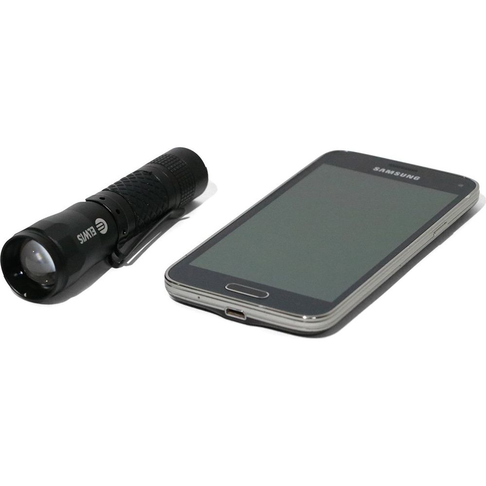 Une lampe de poche noire et un smartphone Samsung sur fond blanc.