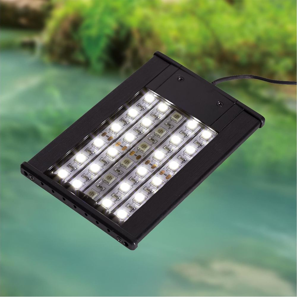 Schwarze LED-Leuchte mit fünf Reihen von Lichtern über grünem Wasser.