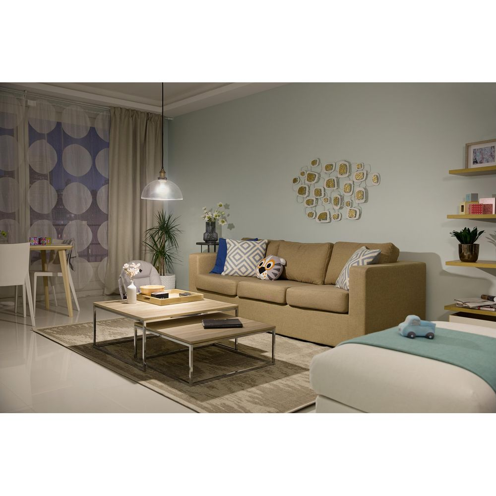 Ein helles Wohnzimmer mit einem braunen Sofa, zwei Couchtischen und einem Esstisch.