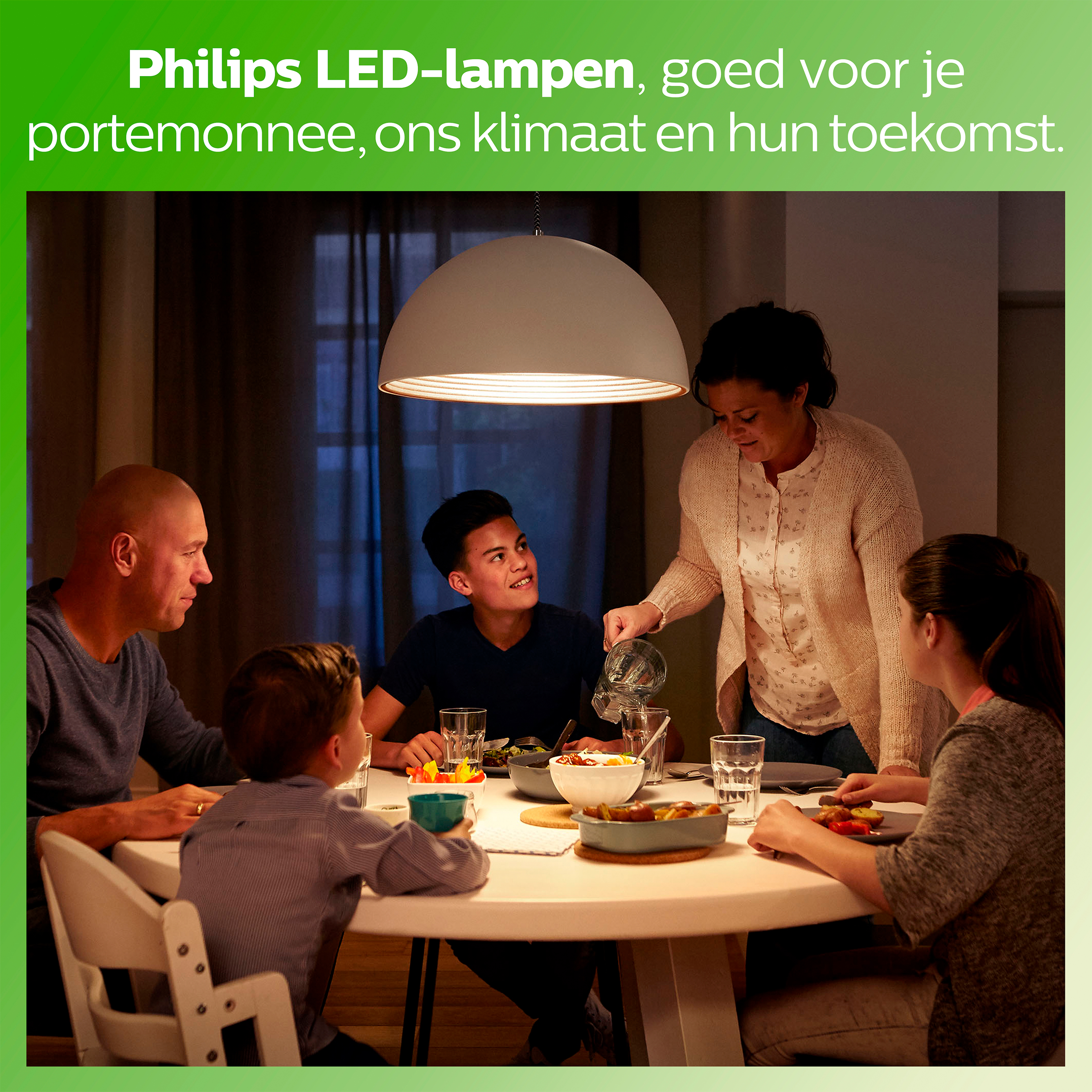 Eine Familie isst gemeinsam am Tisch, beleuchtet von einer Hängeleuchte.