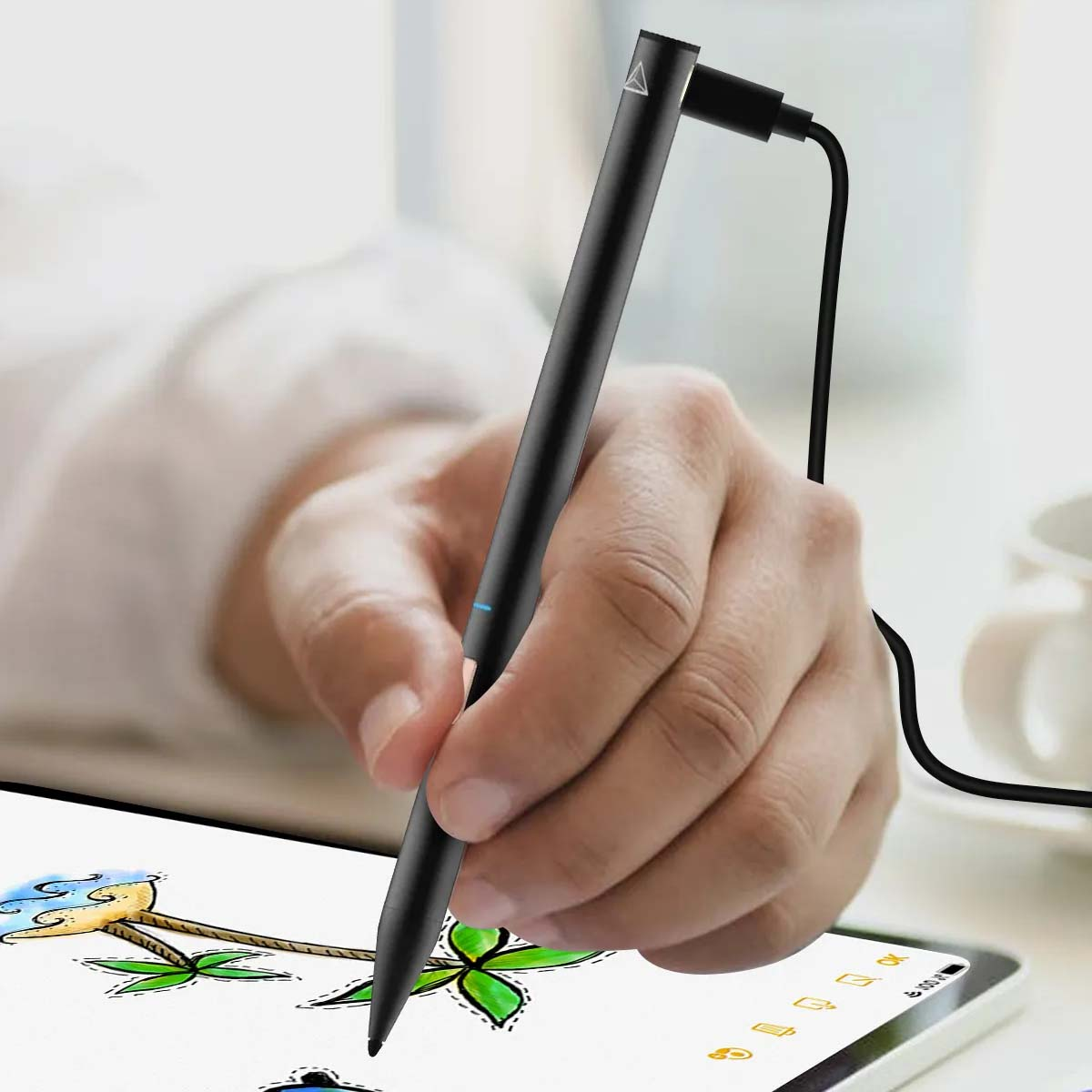 Una mano tiene uno stilo nero collegato a un tablet, mentre disegna.