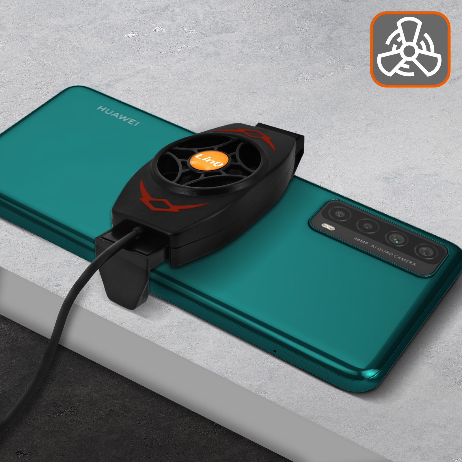 Un dissipatore nero per telefono con logo arancione su un telefono Huawei verde.