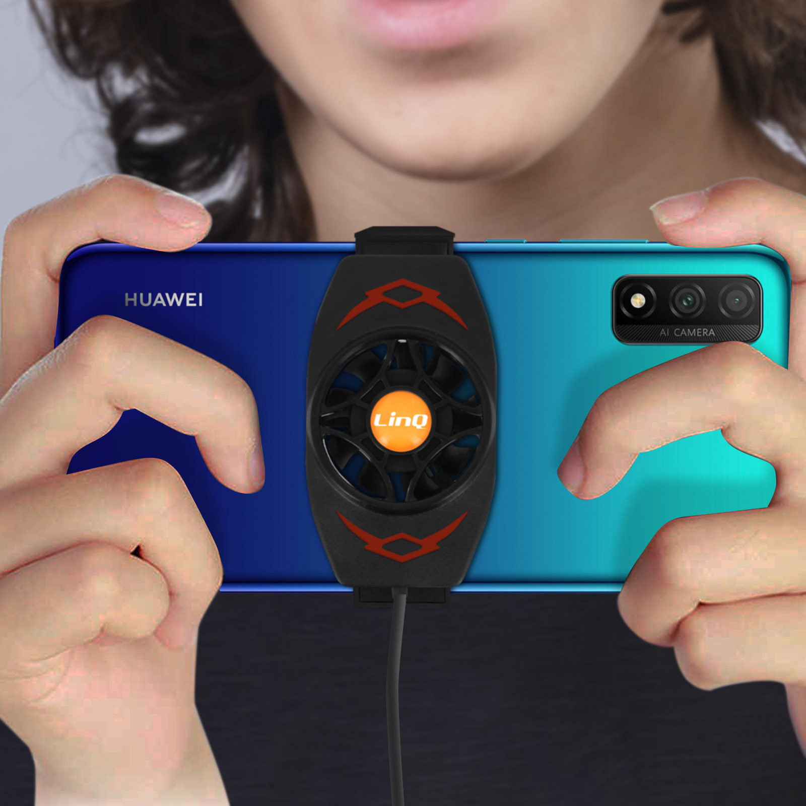 Persona che tiene smartphone con accessorio ventola-dissipatore, sfumatura blu-turchese.