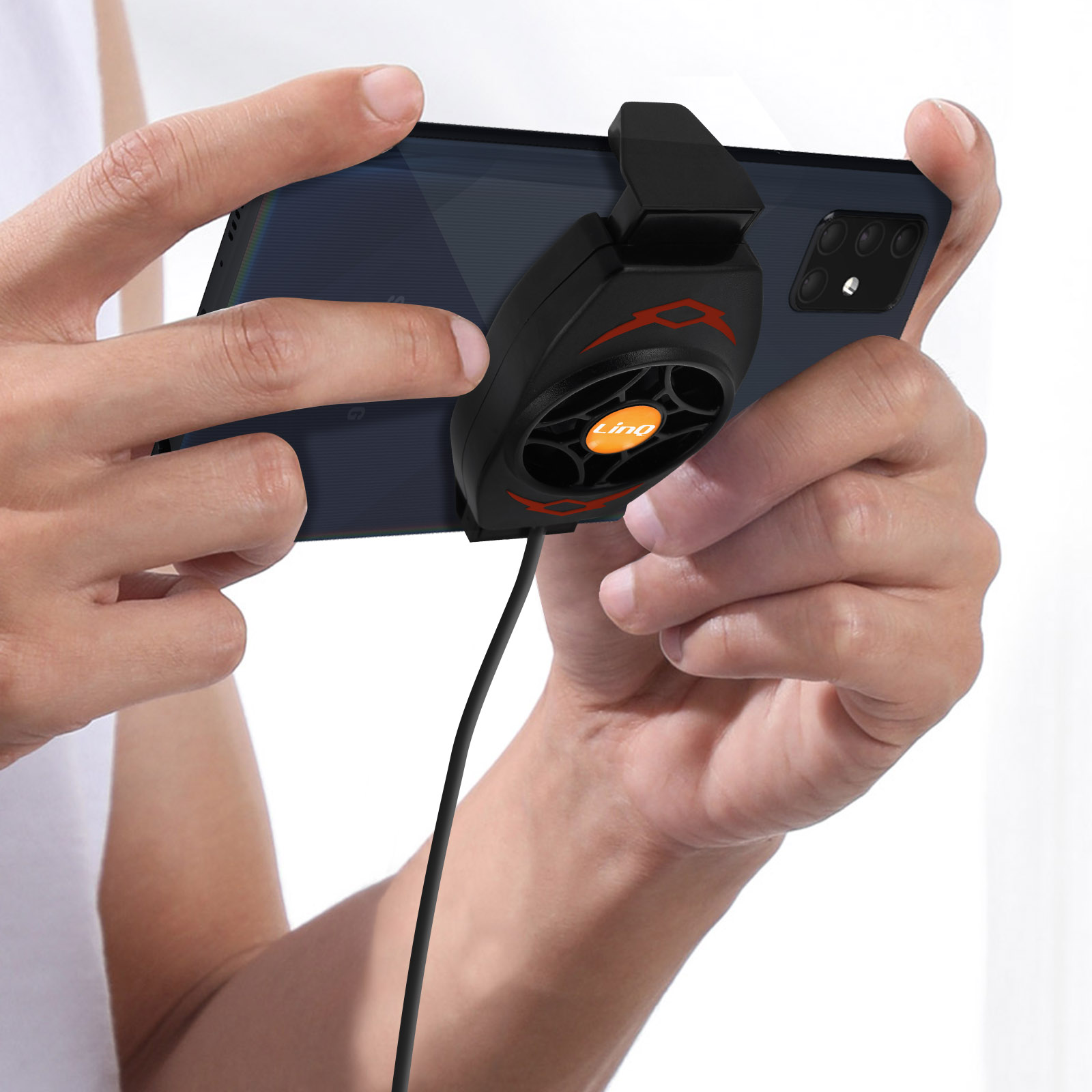 Mani che tengono uno smartphone con un dispositivo di raffreddamento a ventola.