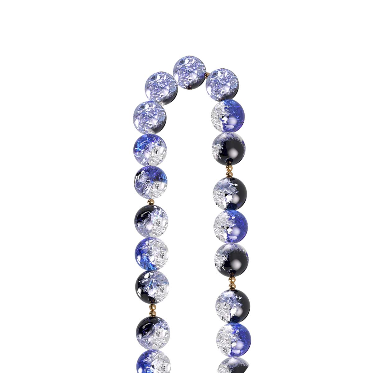 Una collana di perle rotonde, alcune blu e trasparenti, altre nere, disposte in curva.