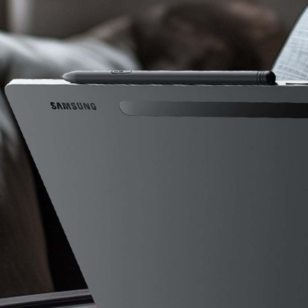 Un tablet Samsung grigio con uno stilo sopra, primo piano.