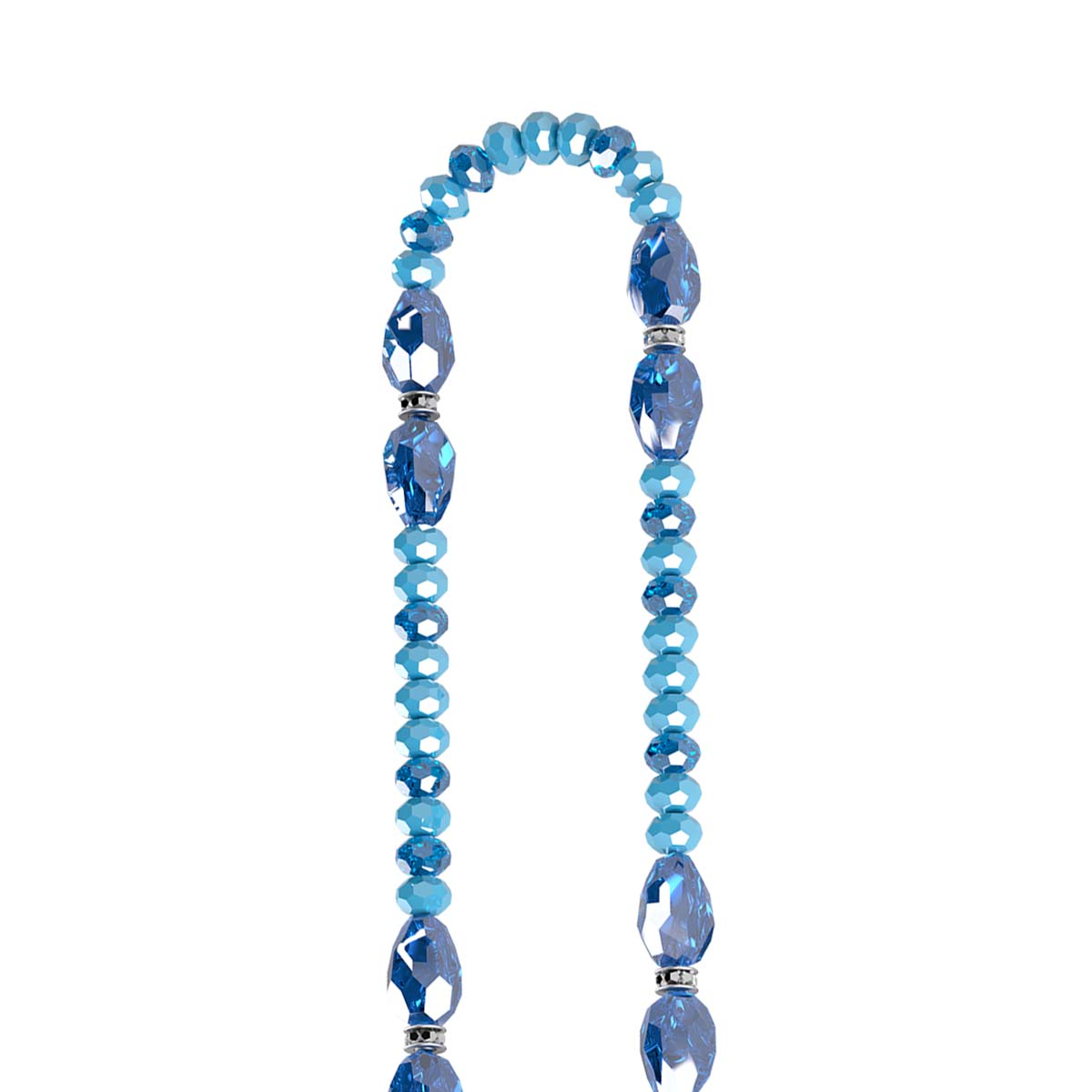 Una collana con perline blu sfaccettate e ciondoli ovali di cristallo su sfondo bianco.