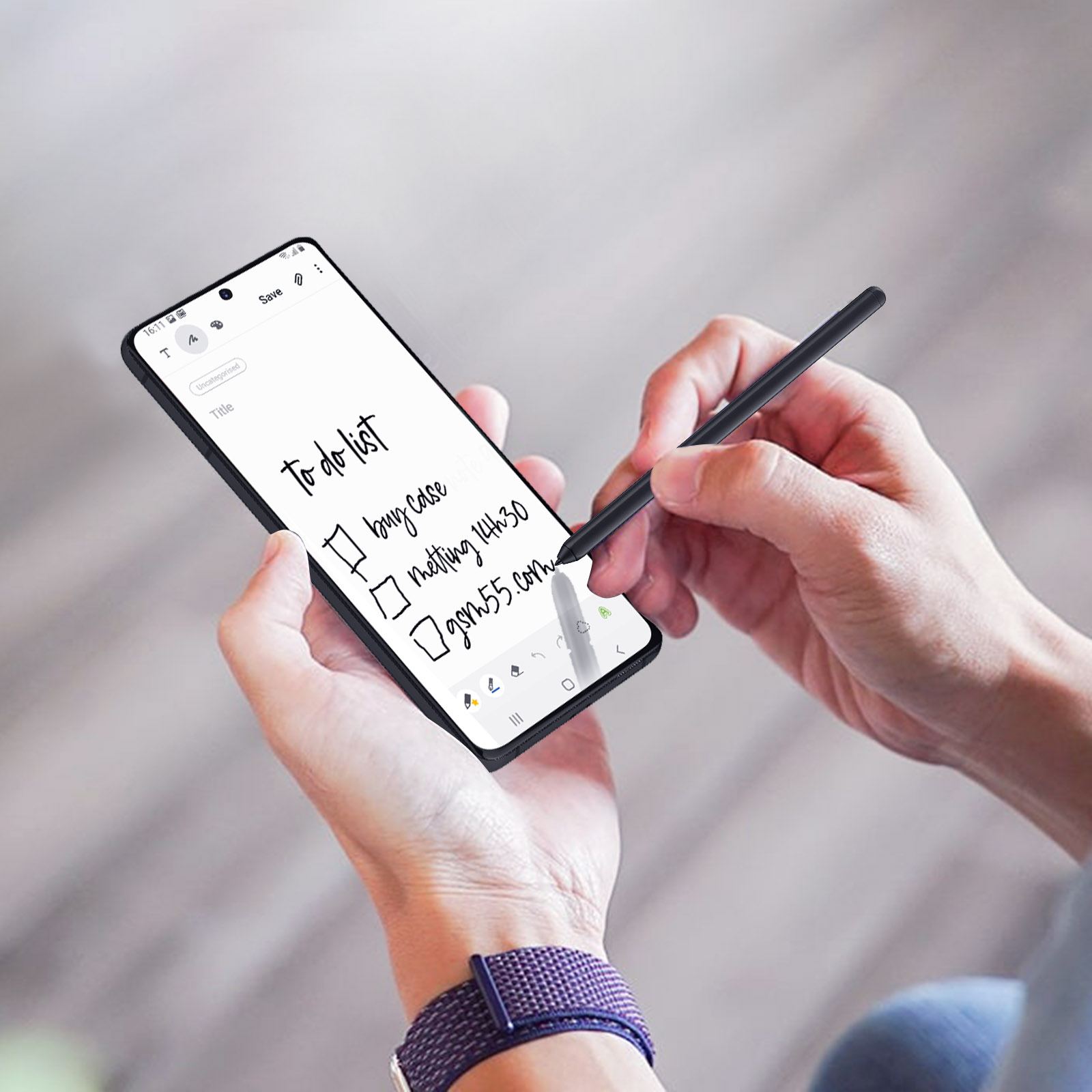 Una persona usa uno stilo per scrivere una lista di cose da fare su uno schermo di smartphone.