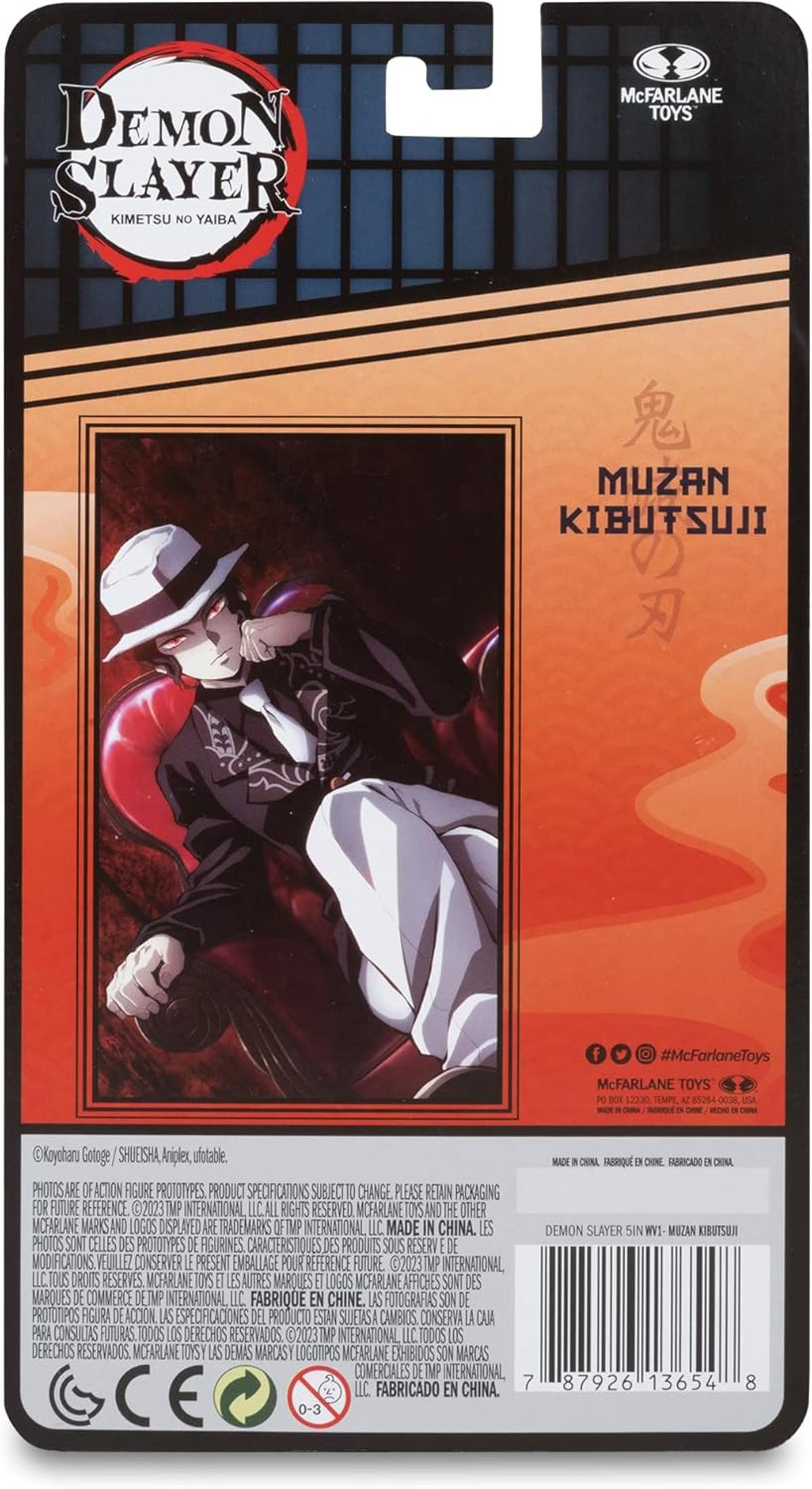Muzan Kibutsuji aus Demon Slayer in Anzug und Hut sitzt auf einem roten Stuhl.