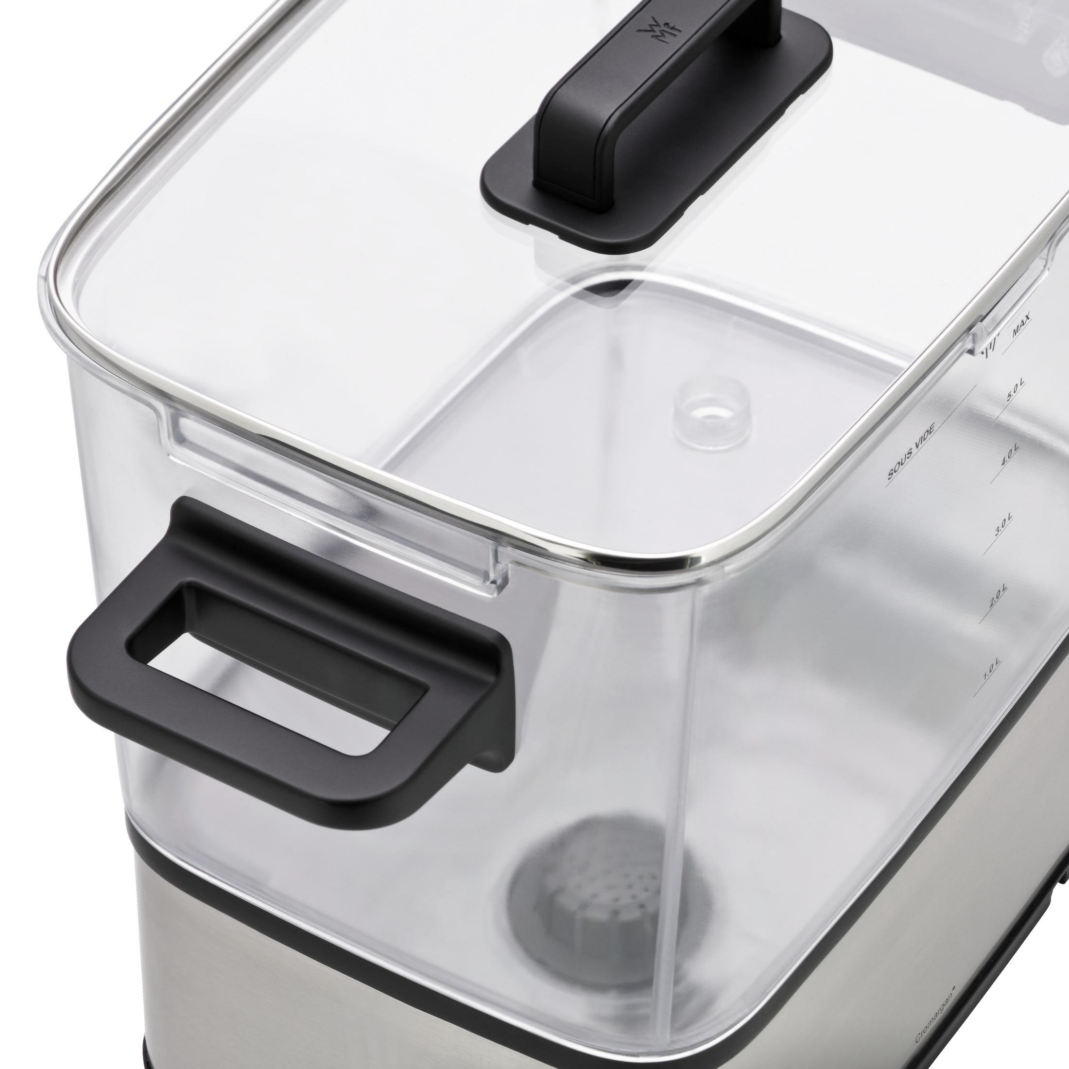 Ein Sous-Vide-Behälter aus Edelstahl und transparentem Kunststoff mit Griffen.