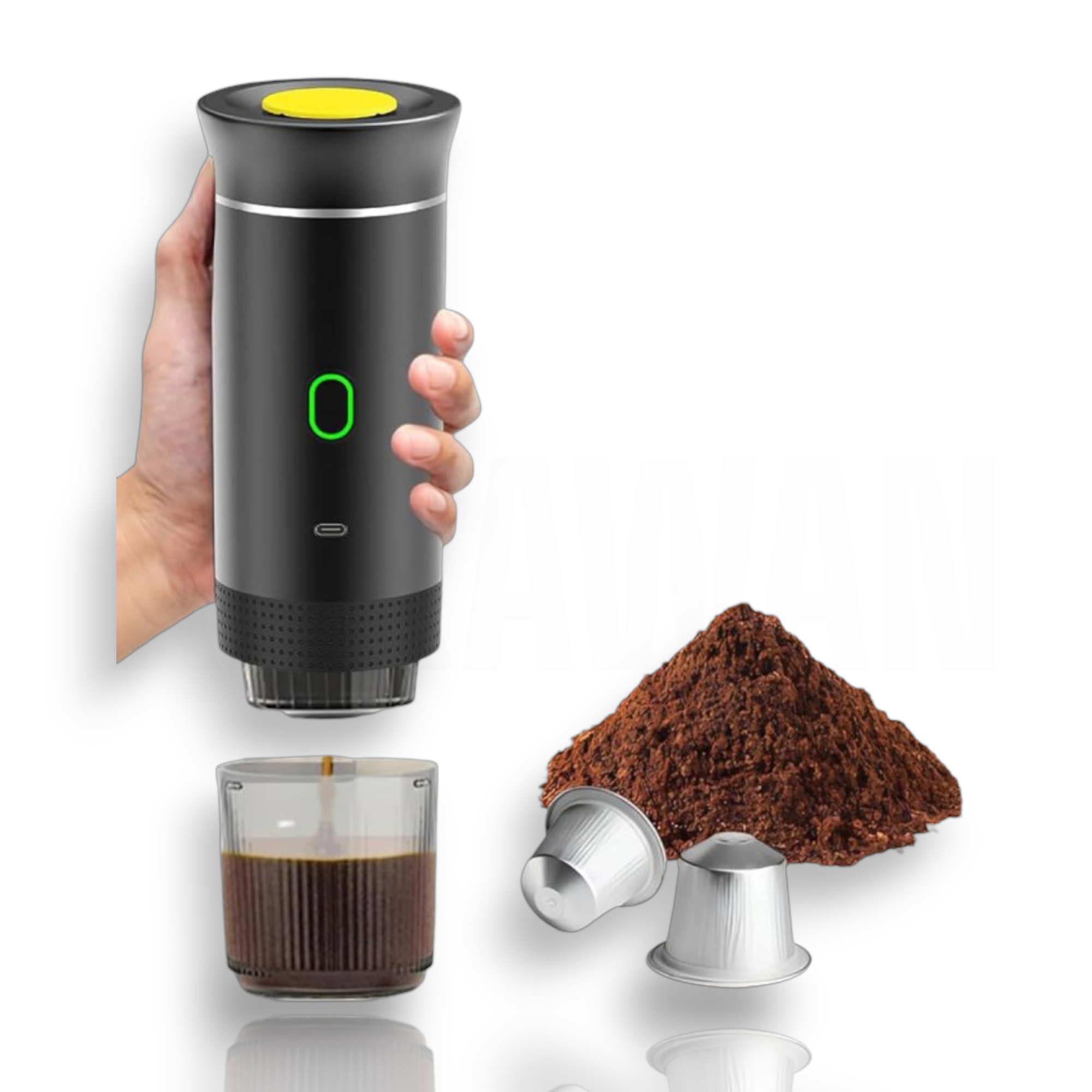 Una cafetera negra con botón amarillo se sostiene, junto a café y cápsulas.