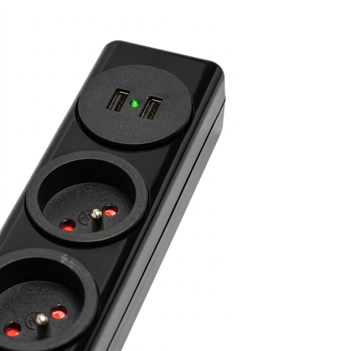 Schwarze Steckdosenleiste mit zwei USB-Anschlüssen und drei europäischen Steckdosen. Grüne USB-Leuchte.