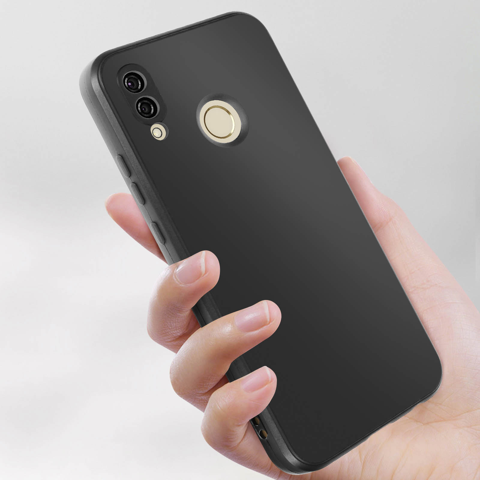 Una mano tiene uno smartphone nero con due fotocamere e sensore di impronte.