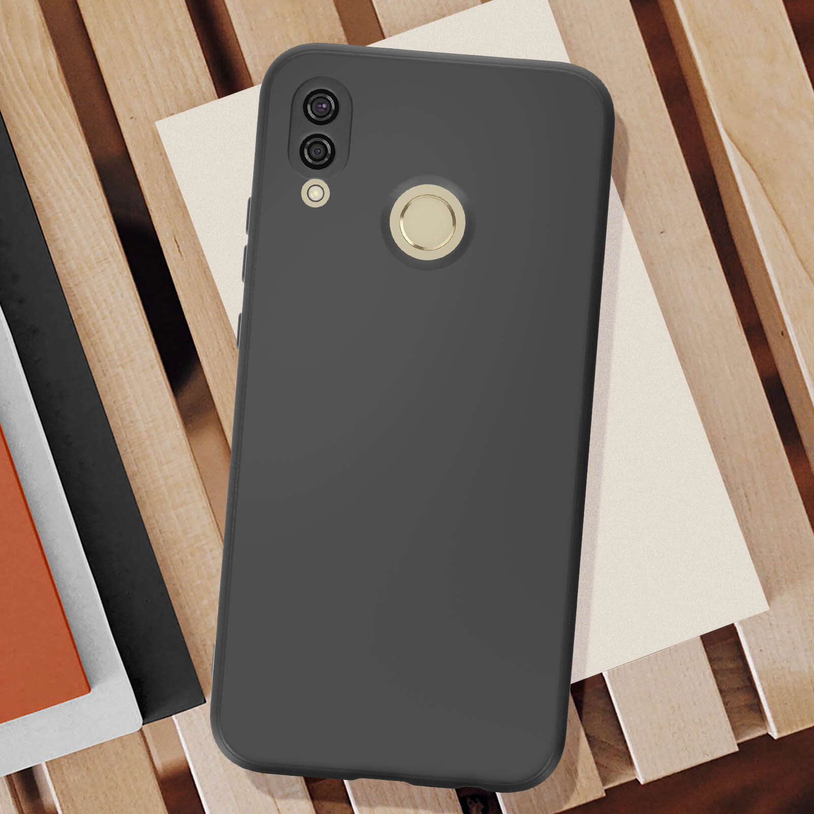Smartphone grigio scuro con due fotocamere e sensore di impronte digitali su sfondo di legno.