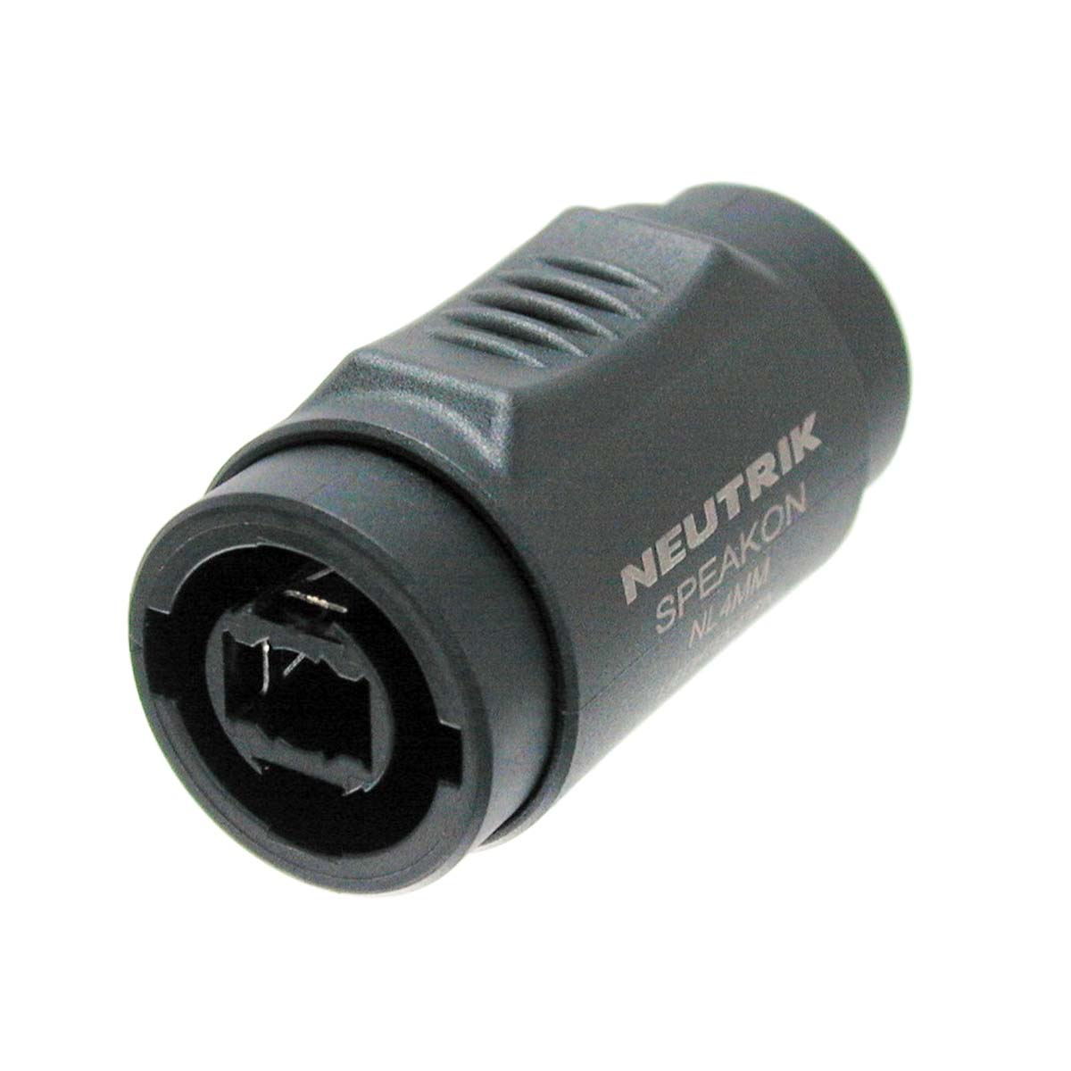 Un connettore Neutrik Speakon NL4MM nero con scanalature e una presa rettangolare.
