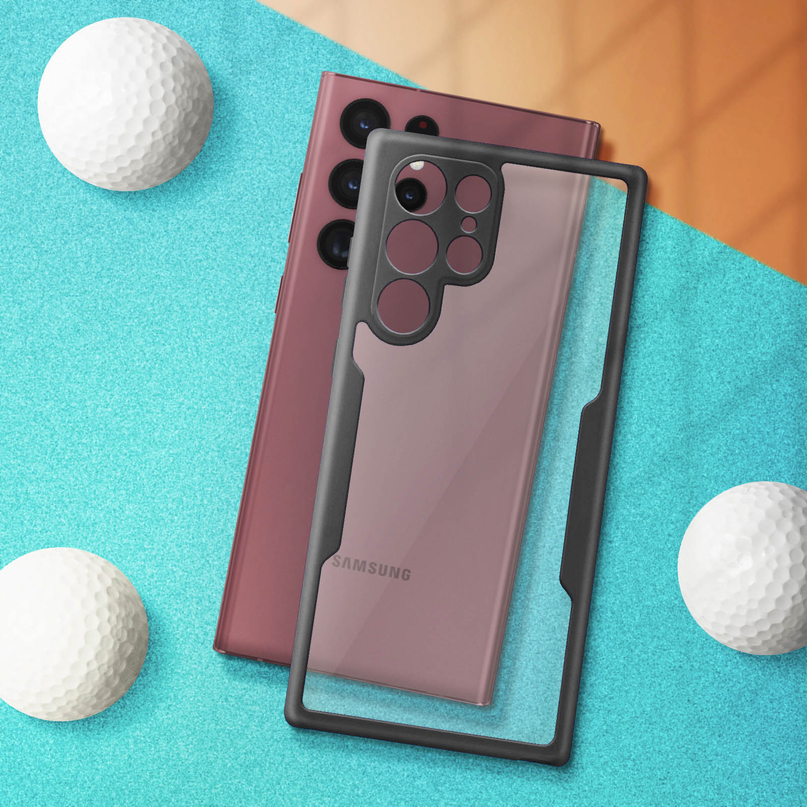 Uno smartphone color oro rosa con custodia trasparente e tre palline da golf su superficie turchese.