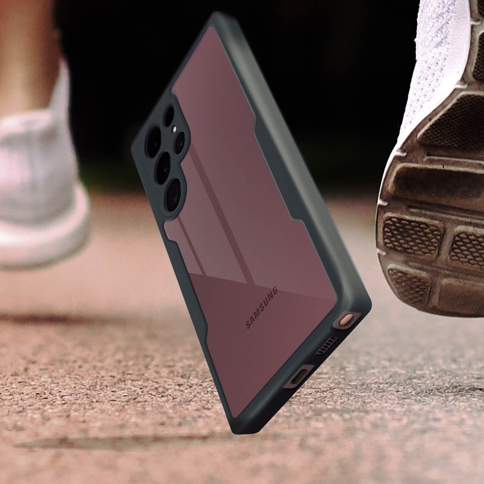 Custodia per telefono con logo Samsung a terra, accanto a scarpe da corsa.