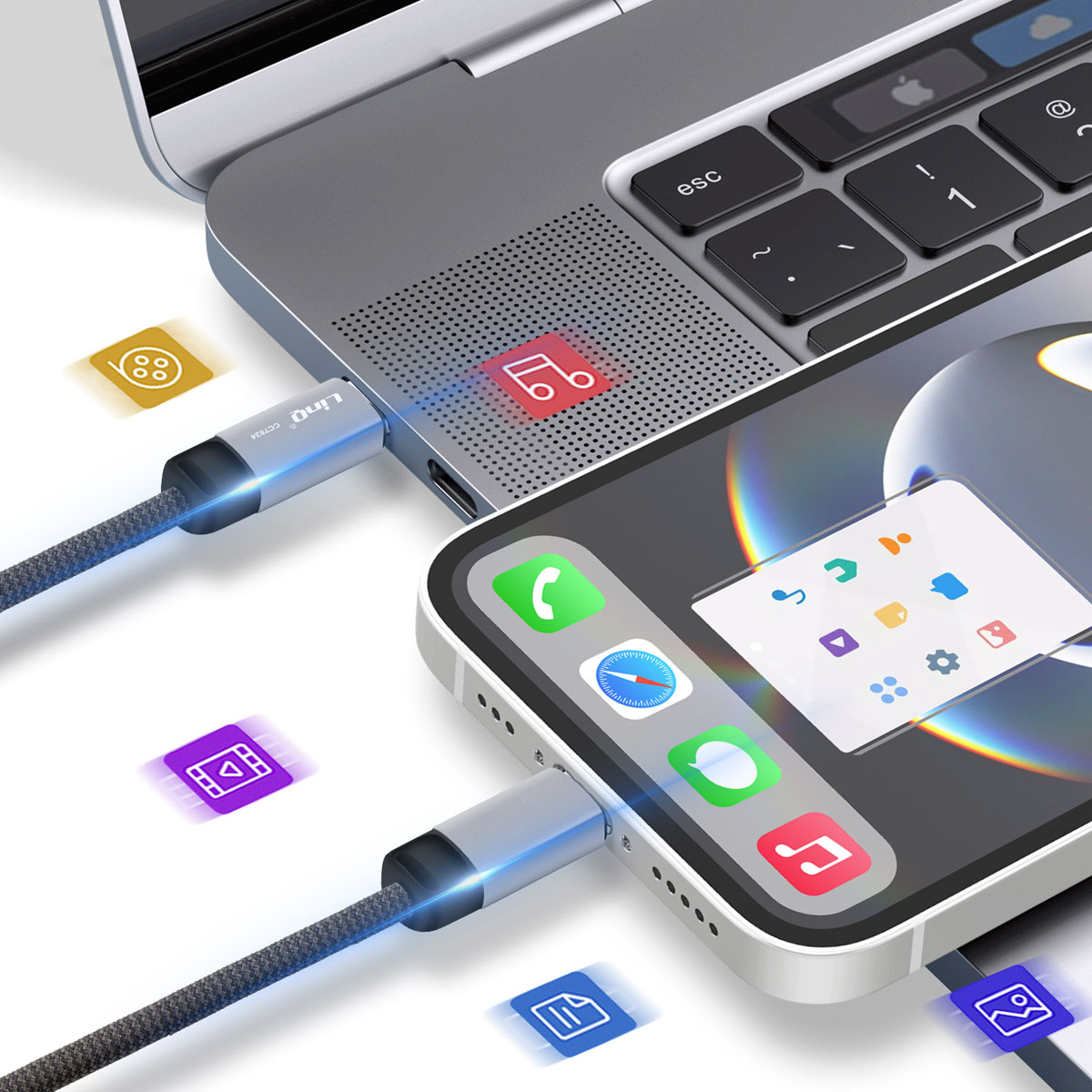 Un cavo USB-C collega uno smartphone a un laptop.