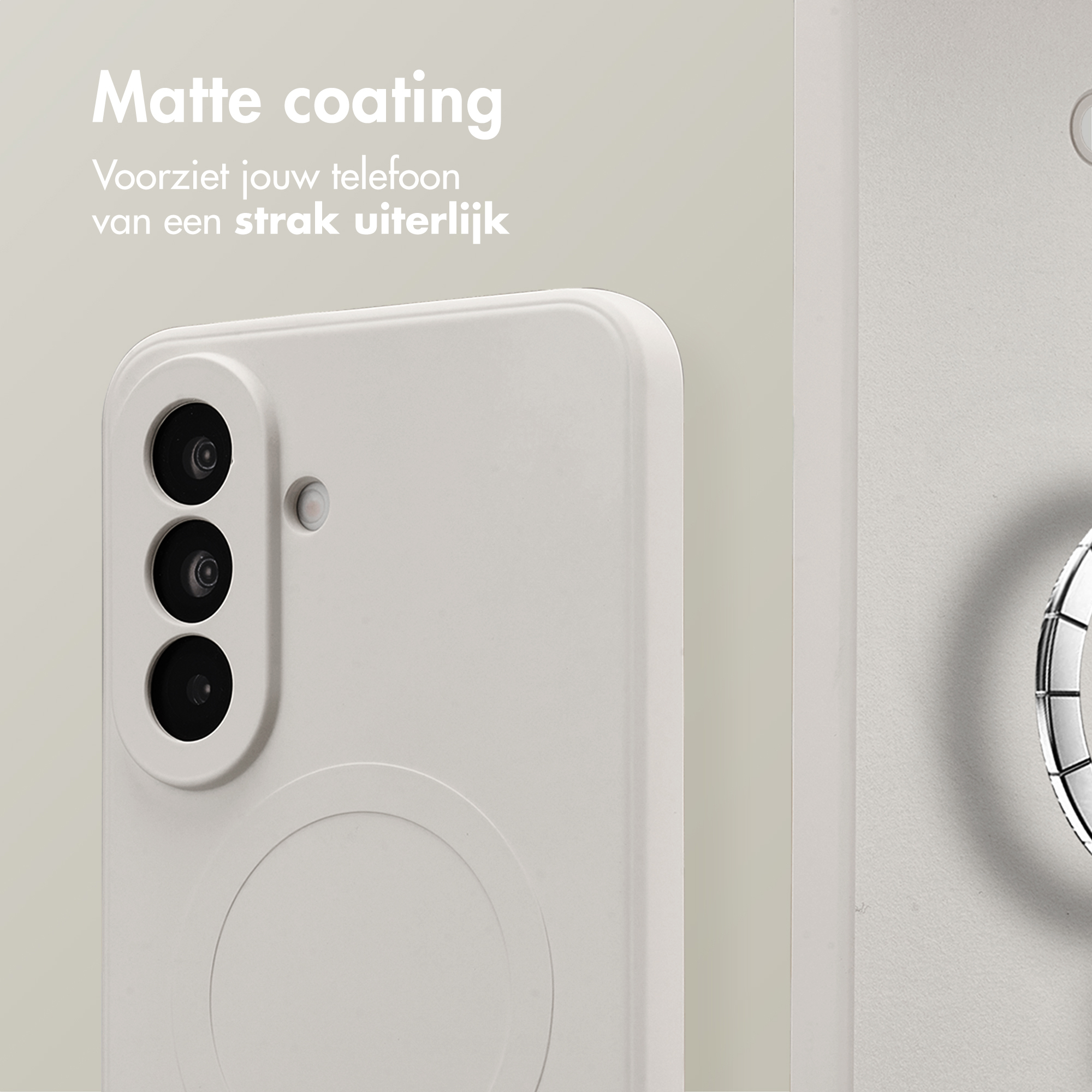 Une coque de téléphone blanche avec trois objectifs et du texte.