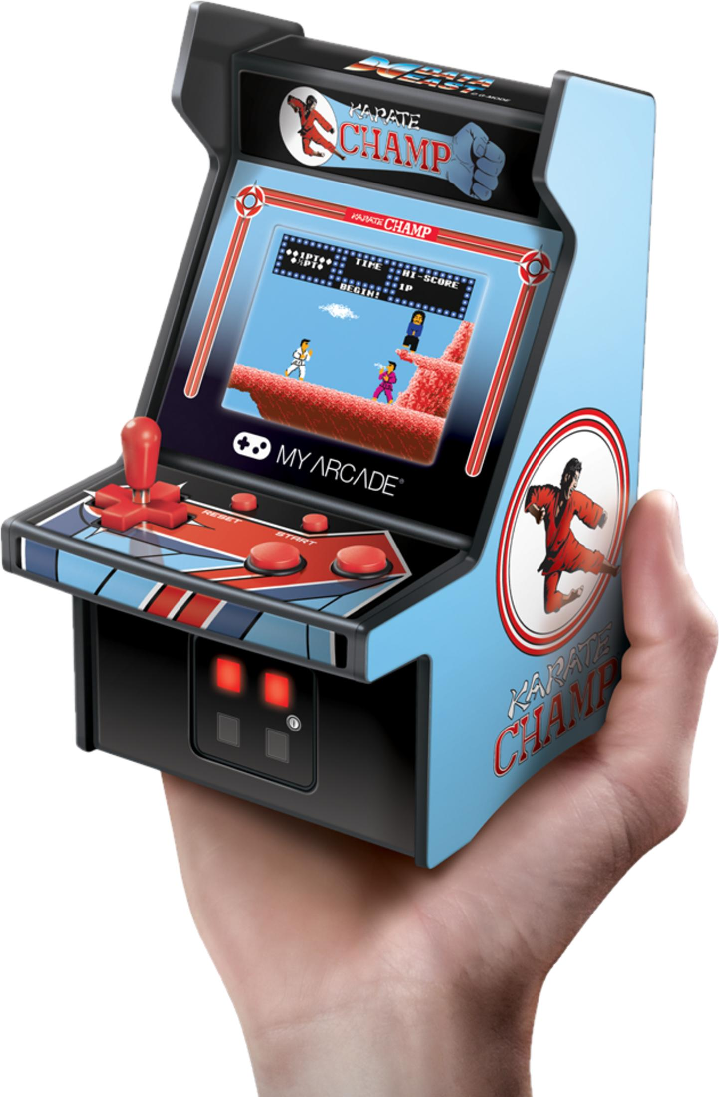 Una mano sostiene una pequeña máquina arcade azul con gráficos de Karate Champ.