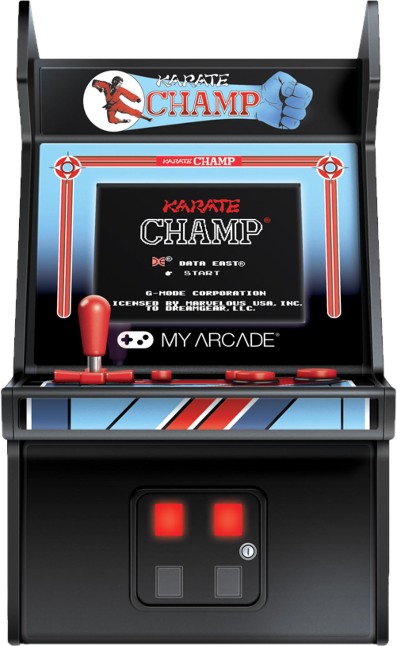 Una máquina arcade Karate Champ con joystick y botones rojos.