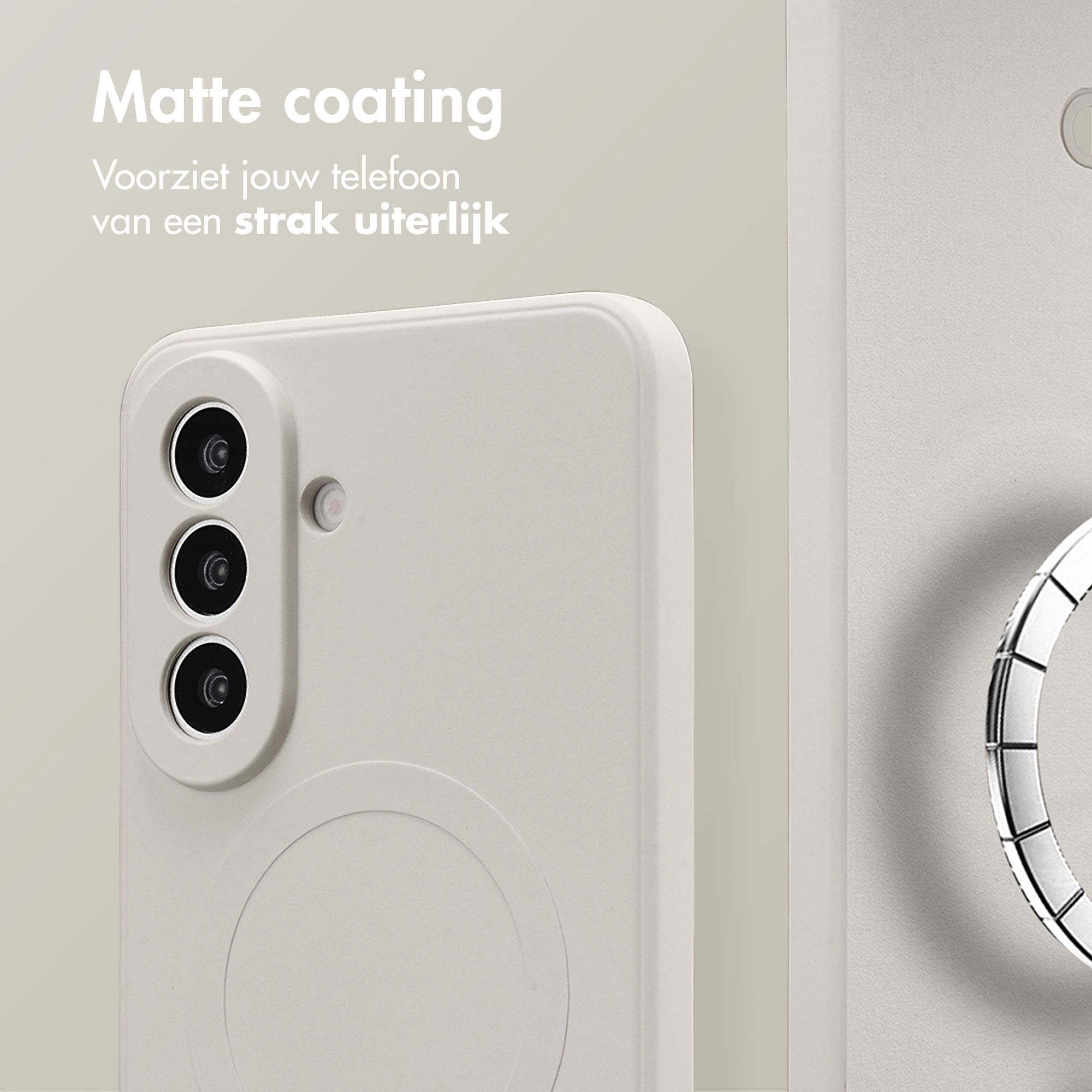 Een crèmekleurige telefoonhoes met drie cameralenzen en een matte afwerking.