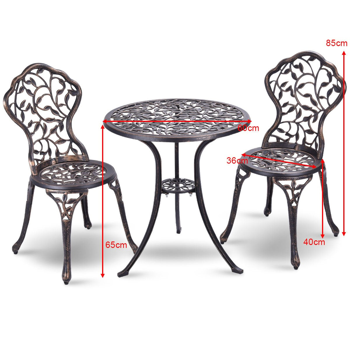 Een ronde tafel en twee stoelen van donker metaal met bladpatroon.