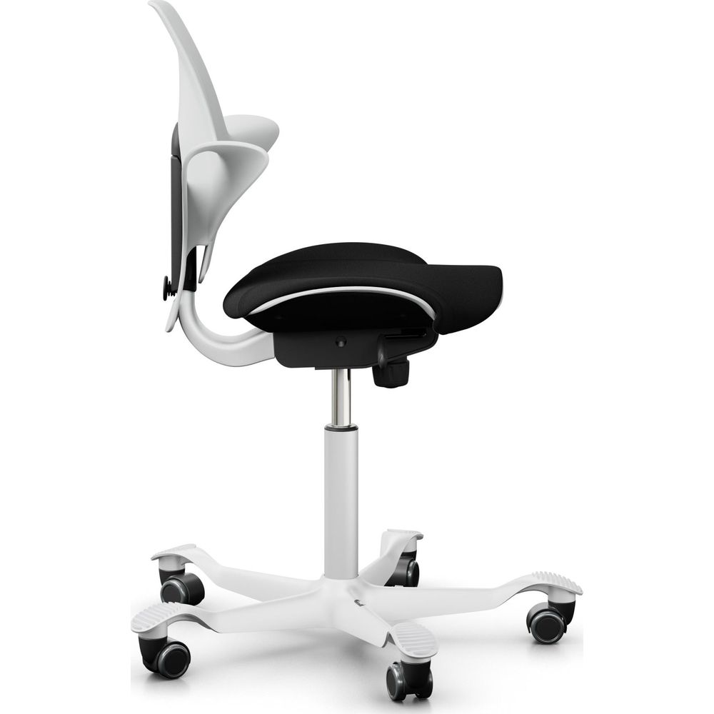 Ein weißer und schwarzer ergonomischer Bürostuhl mit Fünf-Rad-Basis.