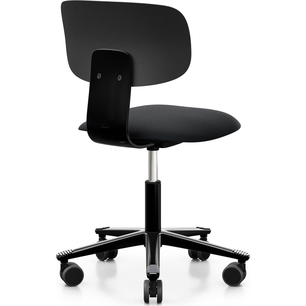 Ein schwarzer Bürostuhl mit Rückenlehne, Sitz und fünf Rädern.