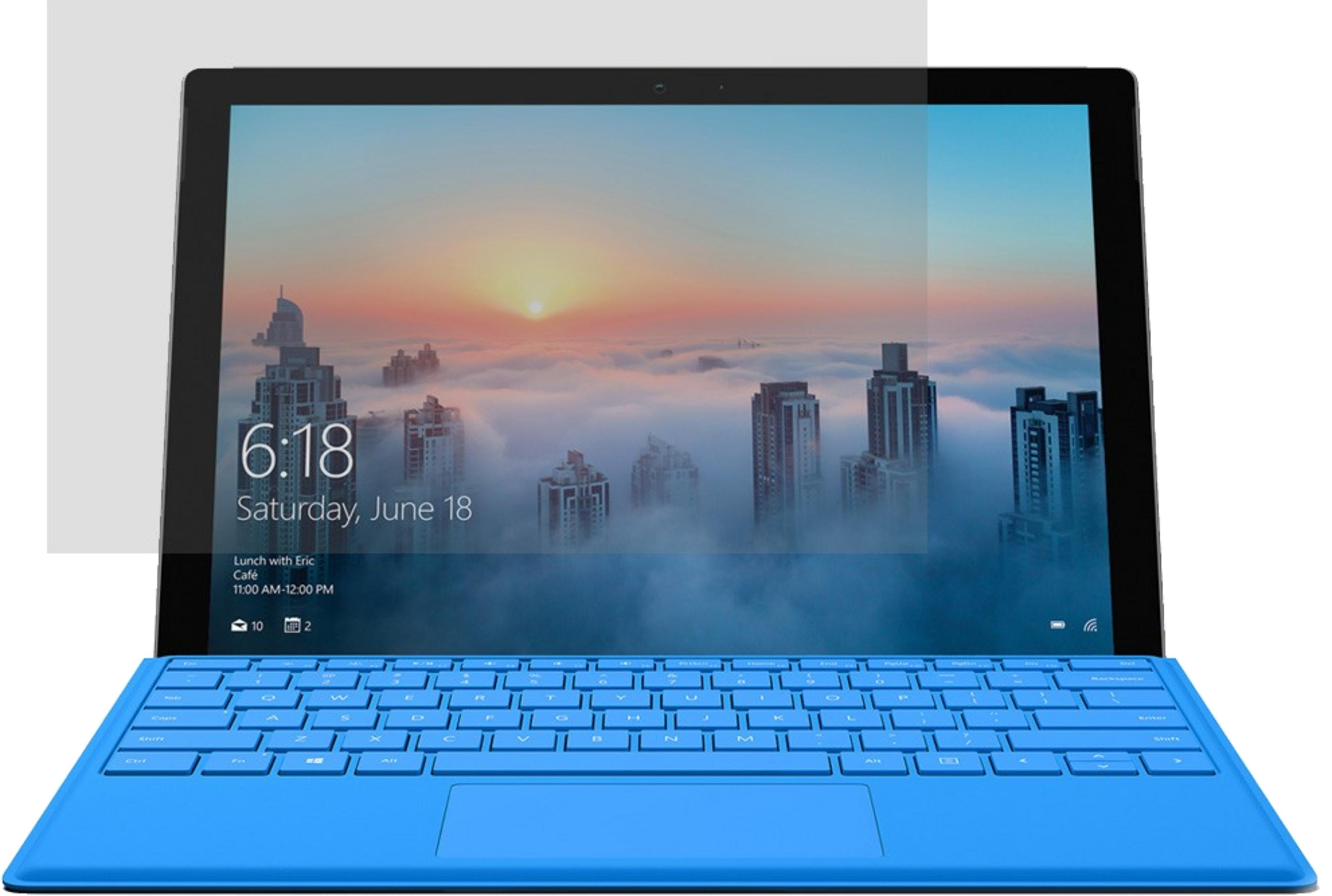 Un tablet blu con tastiera mostra uno sfondo di grattacieli all'alba.