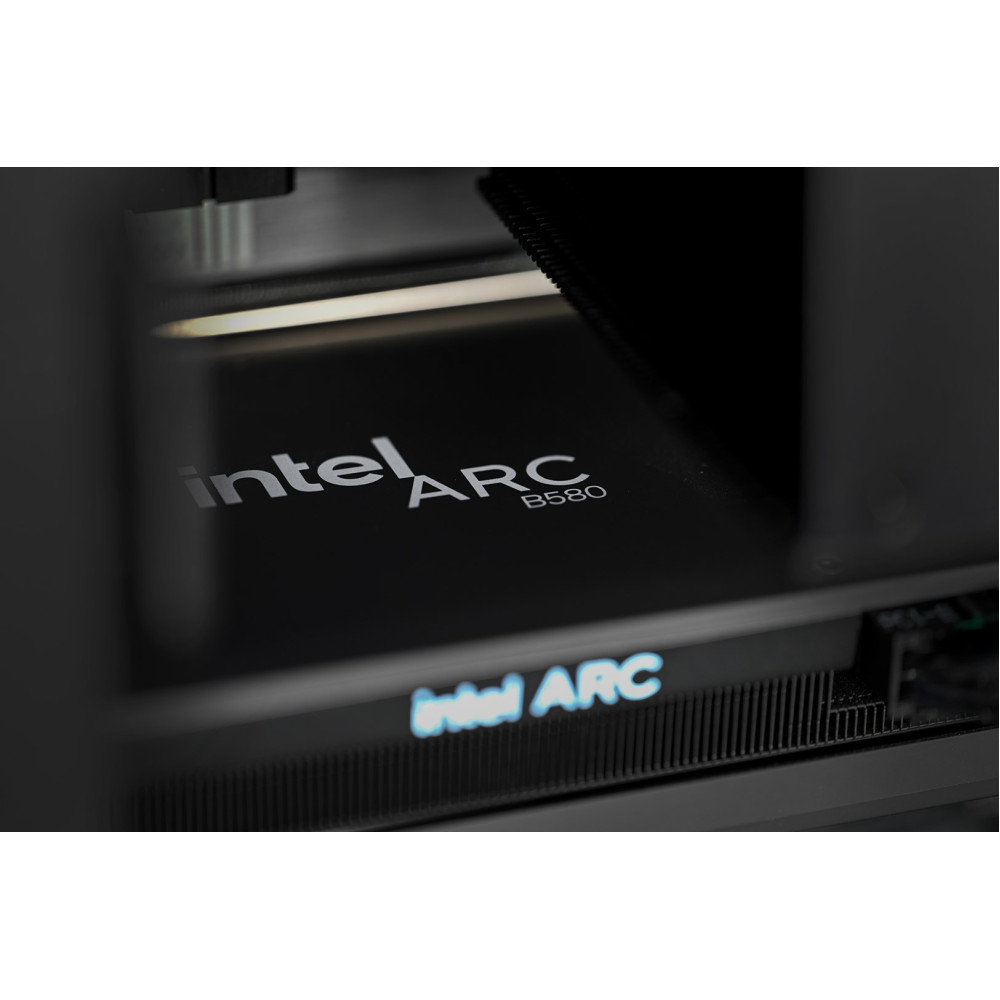 Zbliżenie czarnej karty graficznej Intel ARC B580 z logo.