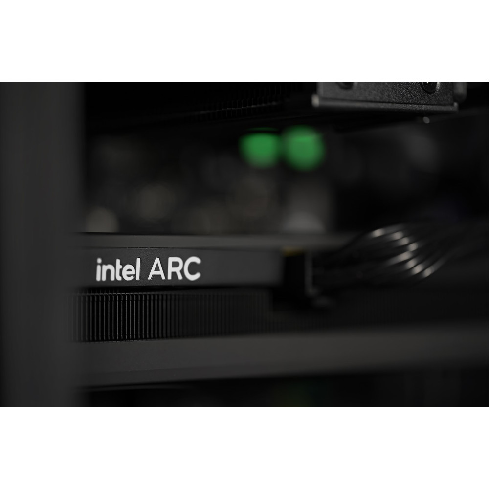 Zbliżenie karty graficznej Intel ARC z zielonymi światłami w tle.