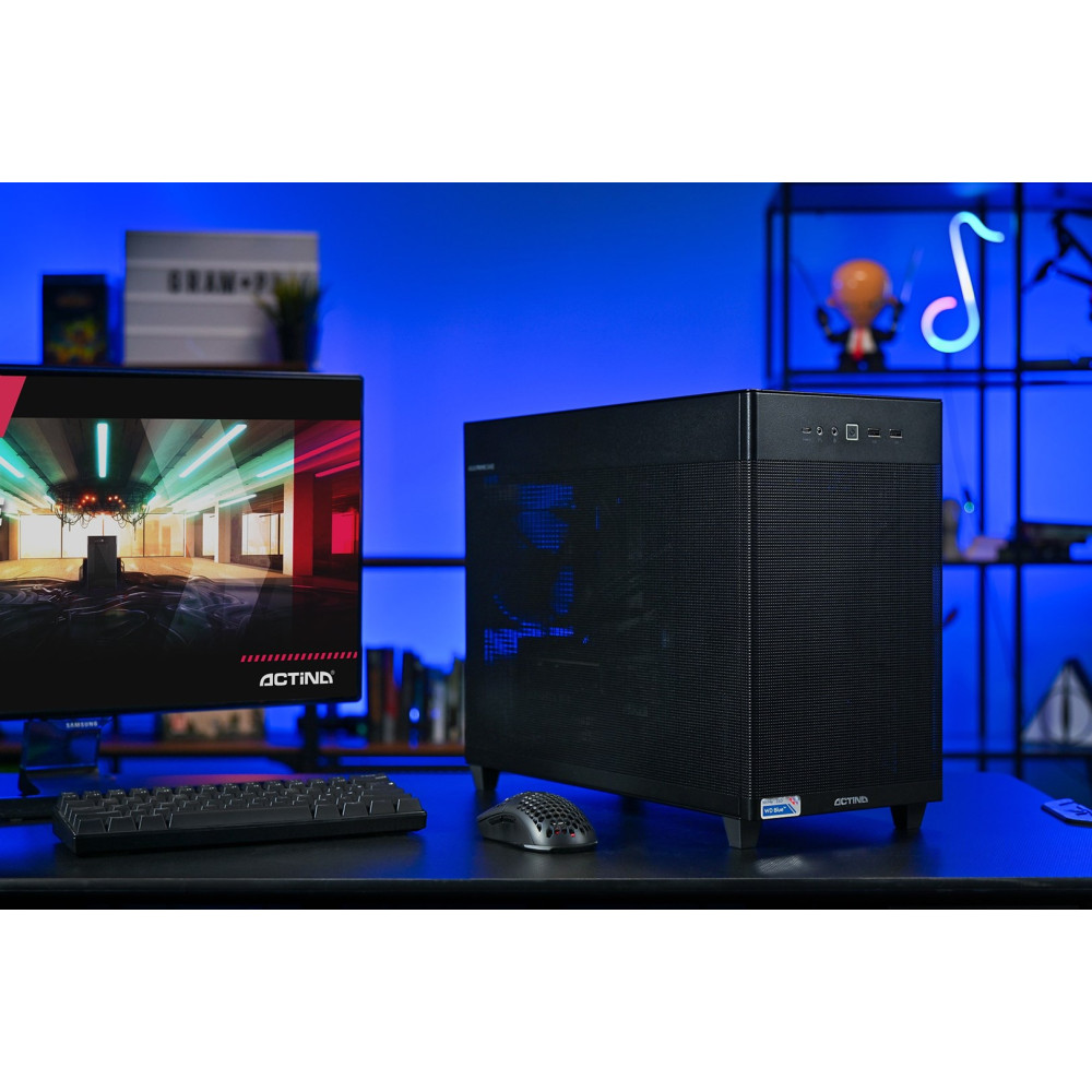 Czarny komputer, monitor z grą, klawiatura i mysz na biurku.