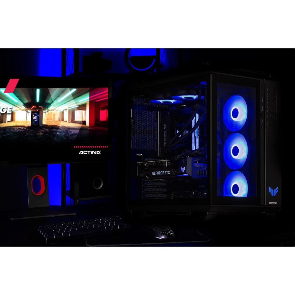 Un PC da gaming con ventole blu accanto a un monitor, tastiera e mouse.