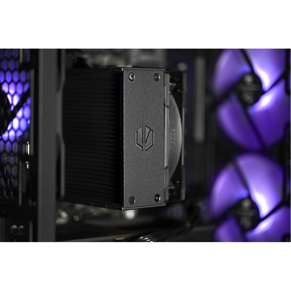 Dissipatore CPU nero con ventola, ventole viola sullo sfondo.