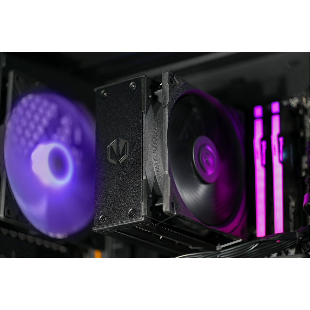 Interno case PC con ventola dissipatore CPU, RAM e ventola illuminata viola.