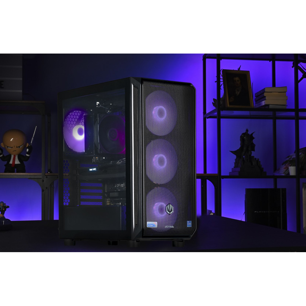 Czarna obudowa komputera z fioletowymi świecącymi wentylatorami stoi na biurku. Za nią półka z figurkami i książkami.