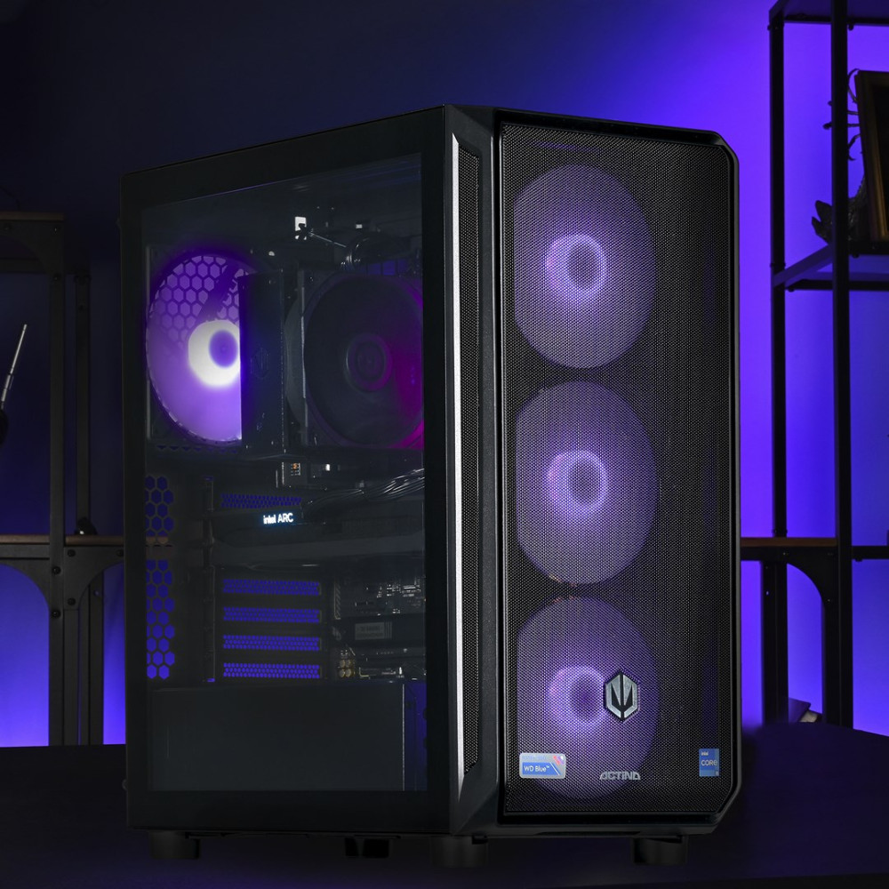 Czarny komputer gamingowy z fioletowymi wentylatorami i widocznymi podzespołami.