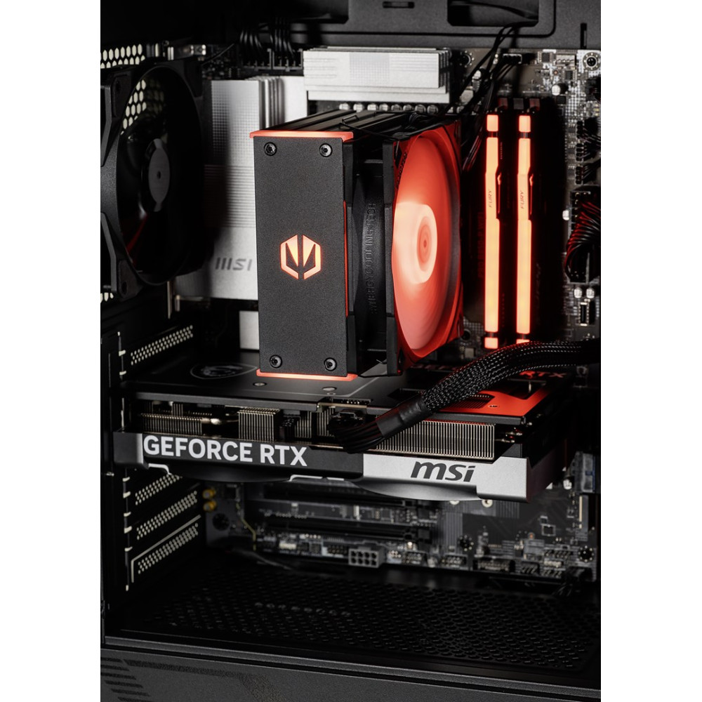 Un case PC con scheda grafica, dissipatore CPU con ventola rossa e RAM.