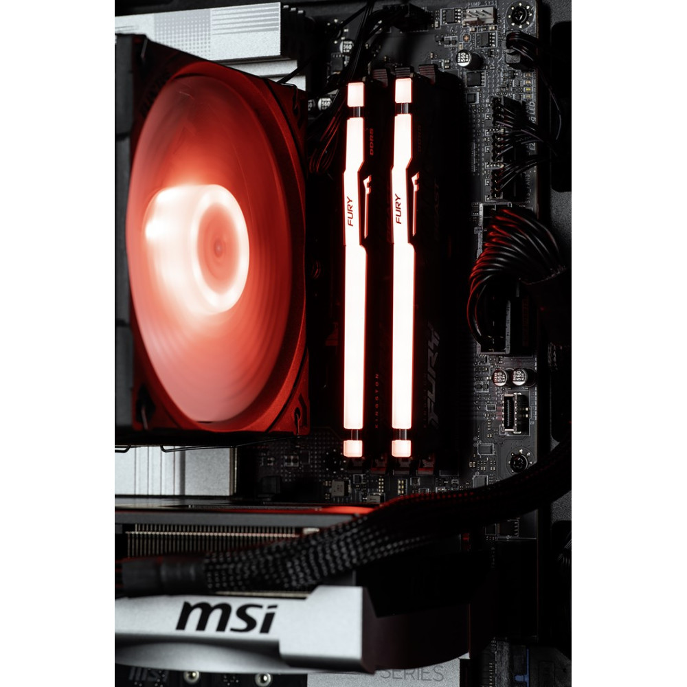 Interno computer: ventola rossa, RAM con luce bianca, scheda madre, cavi.