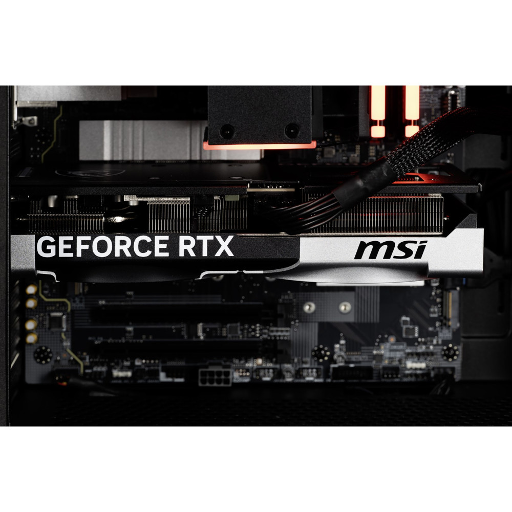 Una scheda grafica MSI GeForce RTX è installata all'interno di un case per PC.