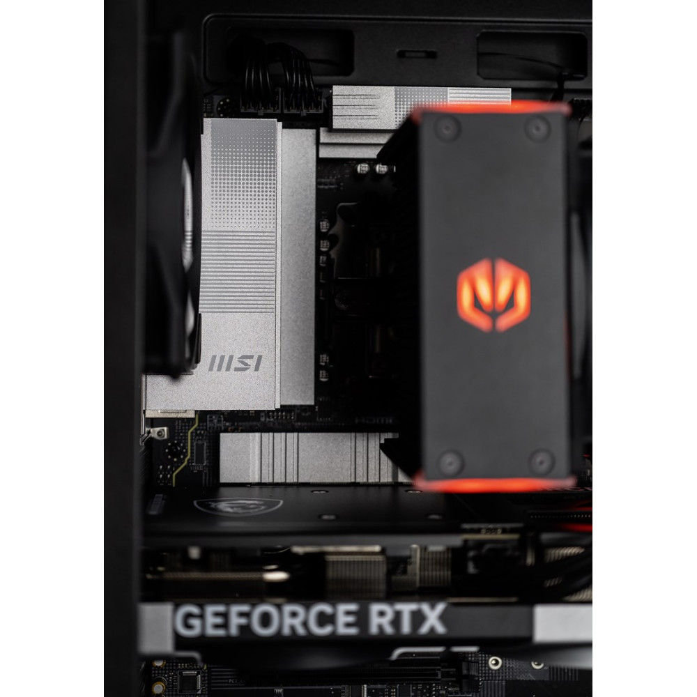Interno di un case per computer con scheda madre, dissipatore CPU e scheda grafica.